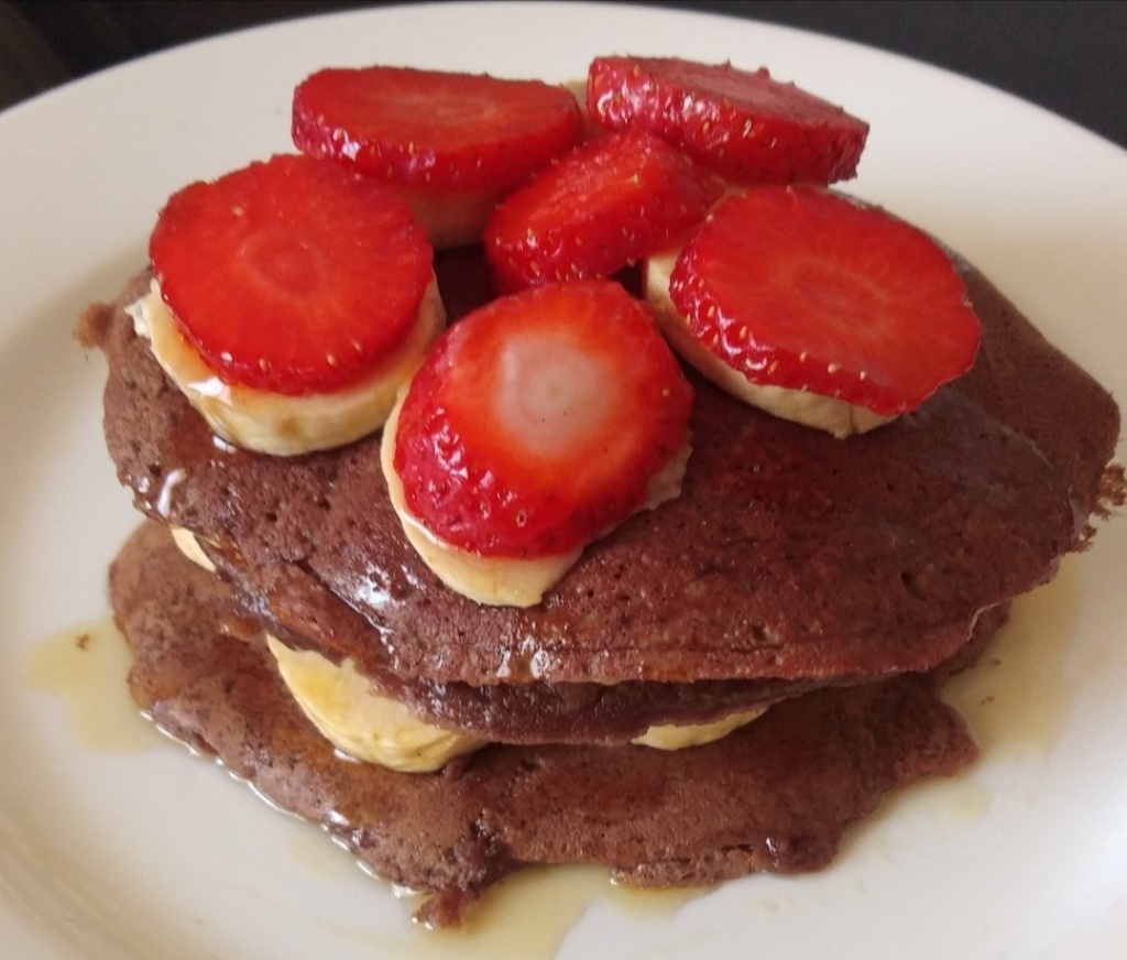 Oat Pancakes with Banana and Strawberry Topping for the Quarantine